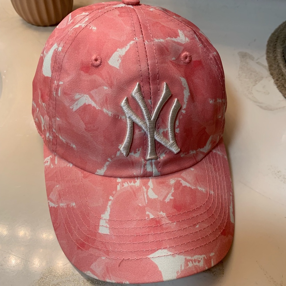 NEW YORK YANKEES Pink Tie-Dye Baseball Cap